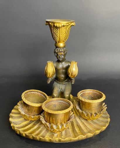 Amusant bougeoir en bronze doré à quatre...