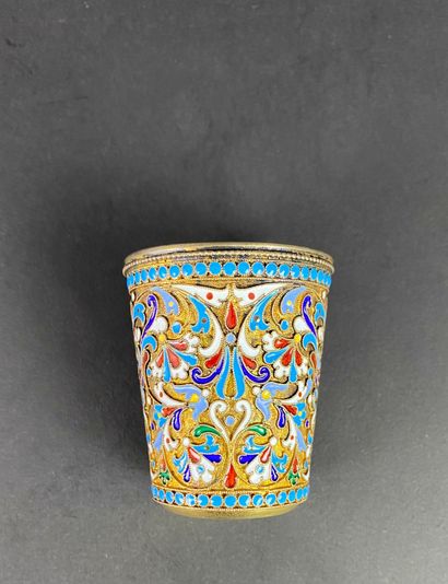 Russie. Argent cloisonné émaillé. Petit gobelet....