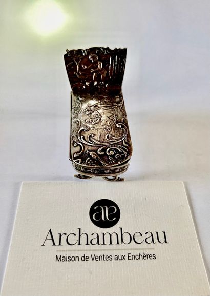 Miniature en argent
Miniature, une boîte...