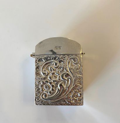 Pilulier ou boîte en argent bombée.
Dimensions:...