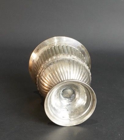Petit vase en argent.
Dimension: H +/- 85...