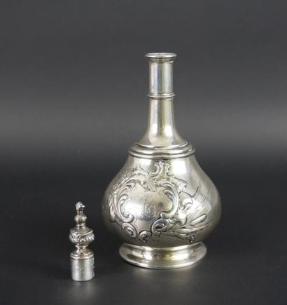 Russie. Petite bouteille avec bouchon en...