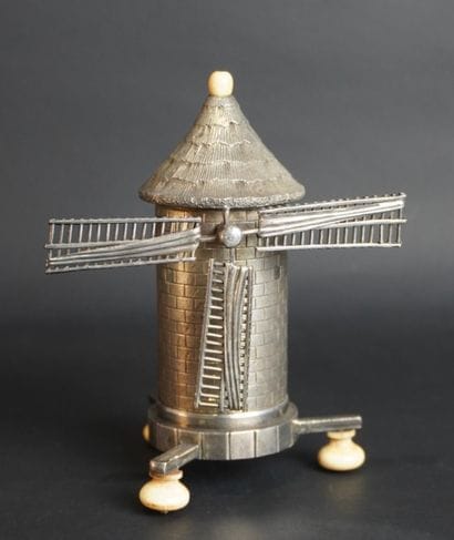 Moulin à poivre en Argent représentant un...