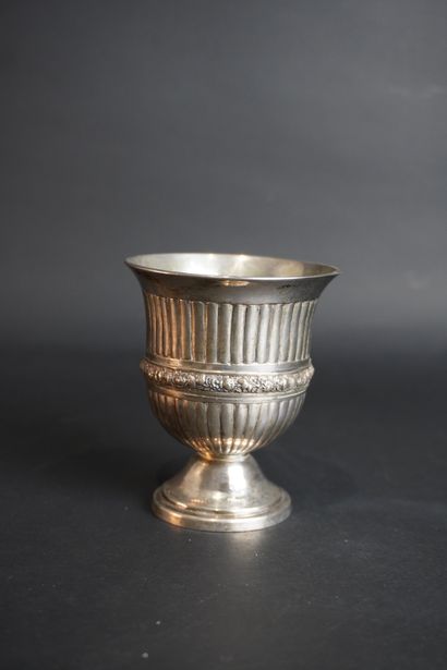 Petit vase en argent.
Dimension: H +/- 85...