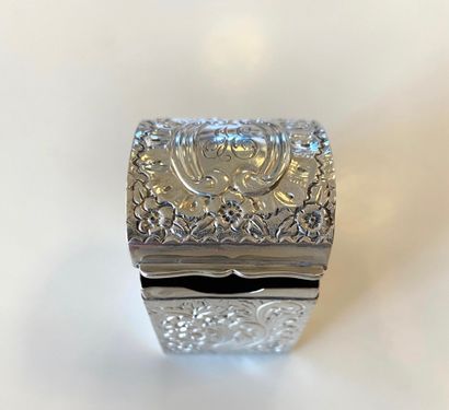Pilulier ou boîte en argent bombée.
Dimensions:...