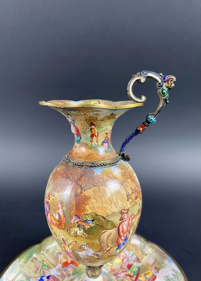 Travail Austro-Hongrois. Vase et sa soucoupe.
Travail...