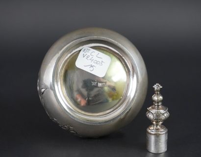 Russie. Petite bouteille avec bouchon en...