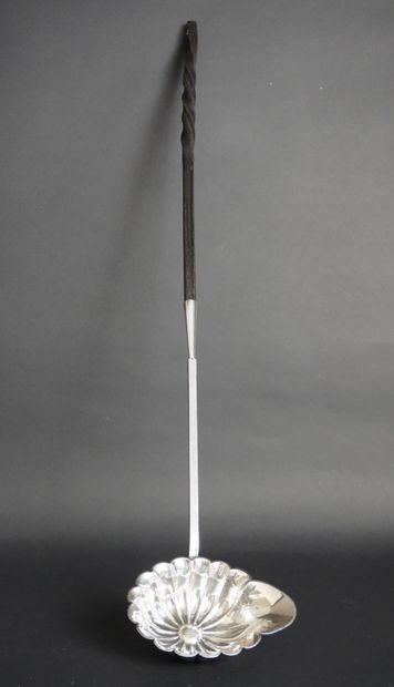 Petite Louche en argent polylobée à décors...