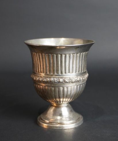 Petit vase en argent.
Dimension: H +/- 85...