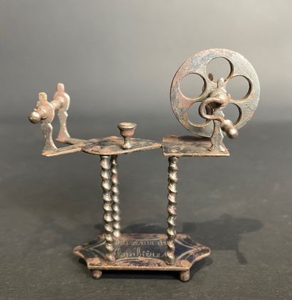 Miniature en argent
Miniature, rouet en métal...