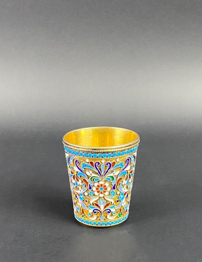 Russie. Argent cloisonné émaillé. Petit gobelet....