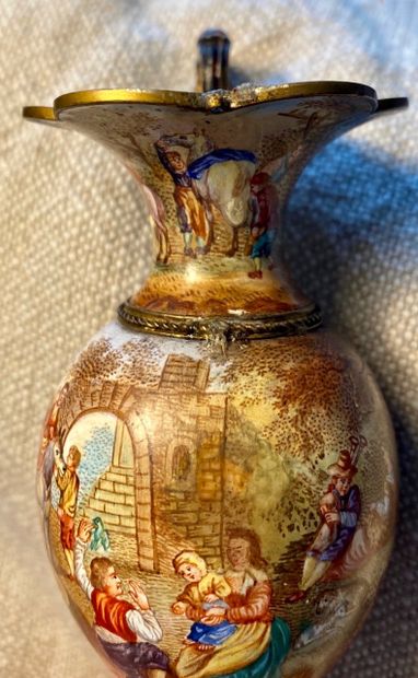 Travail Austro-Hongrois. Vase et sa soucoupe.
Travail...