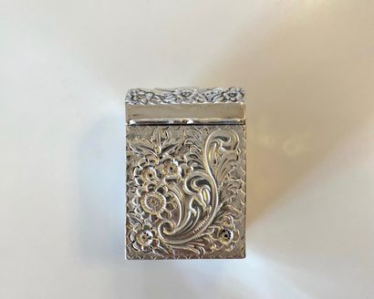 Pilulier ou boîte en argent bombée.
Dimensions:...