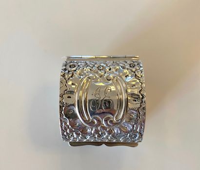 Pilulier ou boîte en argent bombée.
Dimensions:...