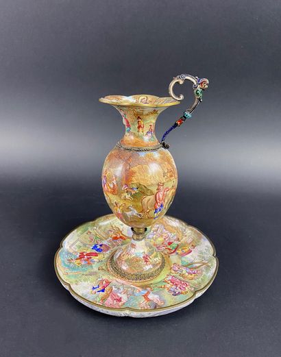 Travail Austro-Hongrois. Vase et sa soucoupe.
Travail...