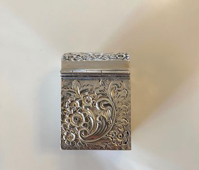 Pilulier ou boîte en argent bombée.
Dimensions:...