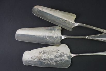 Trois pelles à tartes ou à gateaux en argent...