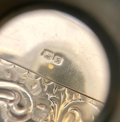 Pilulier ou boîte en argent bombée.
Dimensions:...