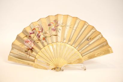 Fan circa 1900. Ivory and beige silk decorated...
