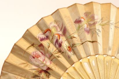 Fan circa 1900. Ivory and beige silk decorated...