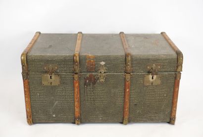 Large green trunk circa 1900. Dimensions...
