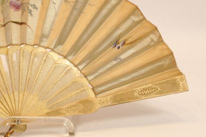 Fan circa 1900. Ivory and beige silk decorated...