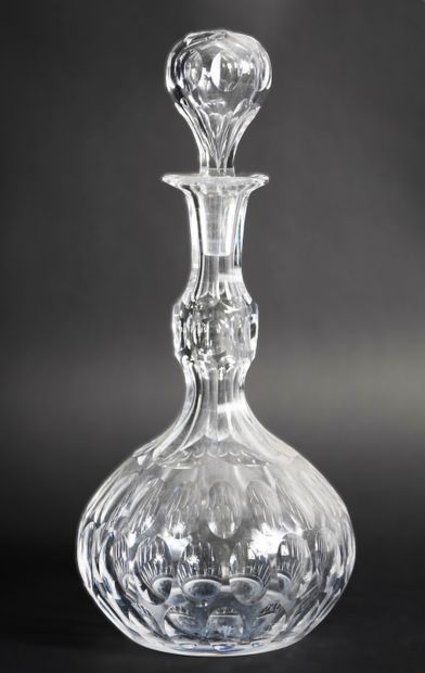 Carafe in cut glass. H 29 x D 13cm