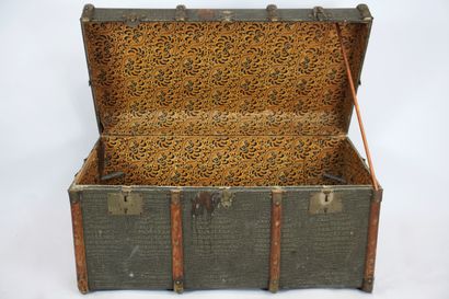 Large green trunk circa 1900. Dimensions...