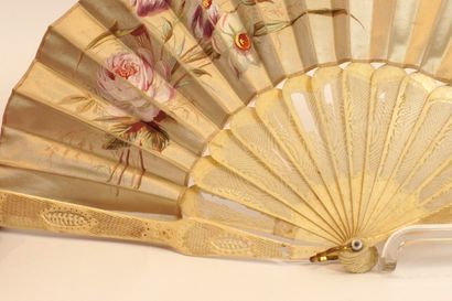 Fan circa 1900. Ivory and beige silk decorated...