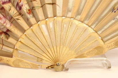 Fan circa 1900. Ivory and beige silk decorated...
