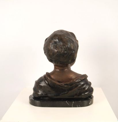 Buste représentant une petite fille. Bronze...