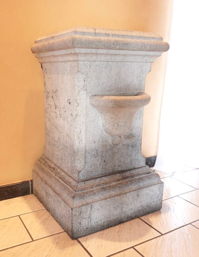 Colonne ou pied en pierre bleue de la carrière...