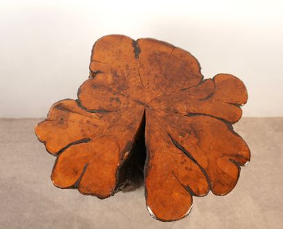 Colonne en bois massif. Dessus vernis. Dimensions...