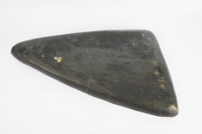 Dijeux Odette (1920-2020). Grand plat triangulaire...