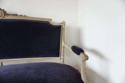 Grand canapé de style Louis XVI en bois rechampi...