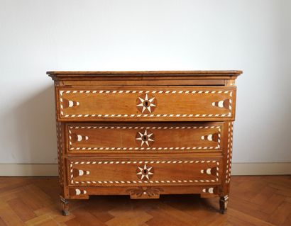 Commode Louis XVI en noyer massif incrusté...