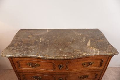 Commode 18e en chêne avec dessus en marbre....