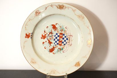 Chine. Plat armorié XVIIIè. Cassé.
