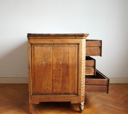 Commode Louis XVI en noyer massif incrusté...