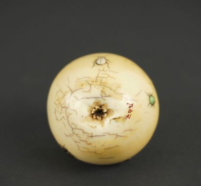 Japon période Meiji. Pomme en ivoire décorée...