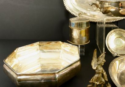 Silver-plated metal.
Meeting of various silver-plated...