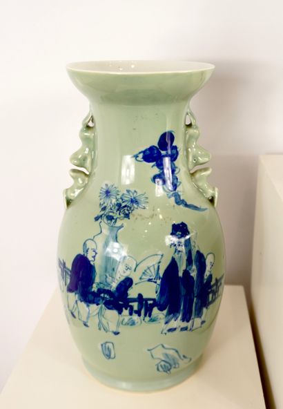 Chine. Paire de vases en porcelaine. Fin...