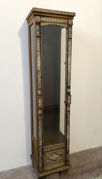 Vitrine Syrienne avec des incrustations en...
