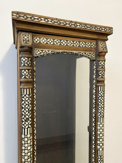 Vitrine Syrienne avec des incrustations en...
