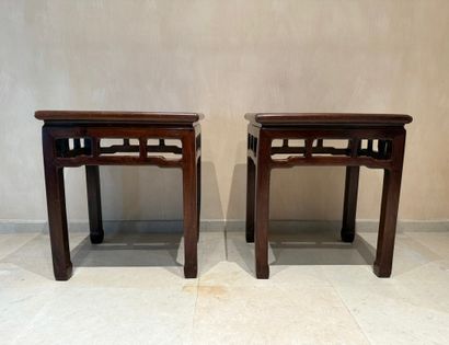 Chine. 2 tables bout de canapé en bois dur
Dimensions...