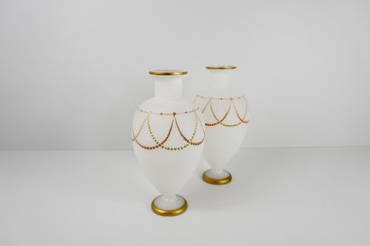 Paire de vases en opaline blanche décorée...