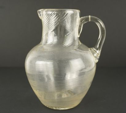 Deux pichets à eau en cristal et verre taillé.
Un...