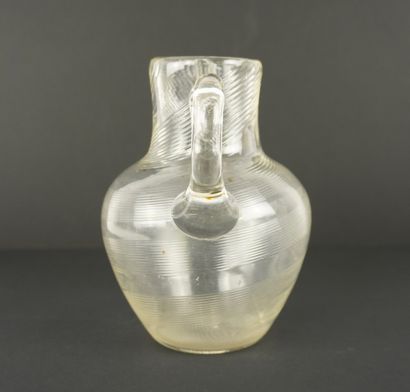 Deux pichets à eau en cristal et verre taillé.
Un...