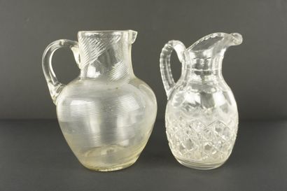 Deux pichets à eau en cristal et verre taillé.
Un...