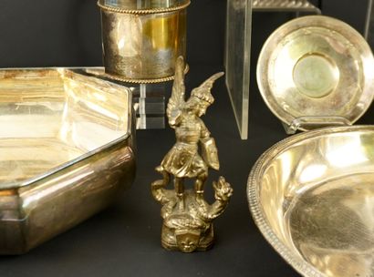 Silver-plated metal.
Meeting of various silver-plated...